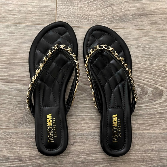 FASHION NOVA black quilted flat flip flops - Picture 3 of 7